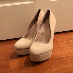 nude pumps